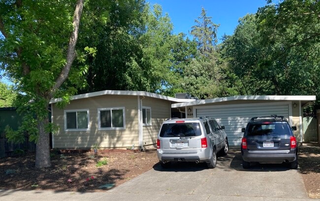 Building Photo - 920 Gregory Pl