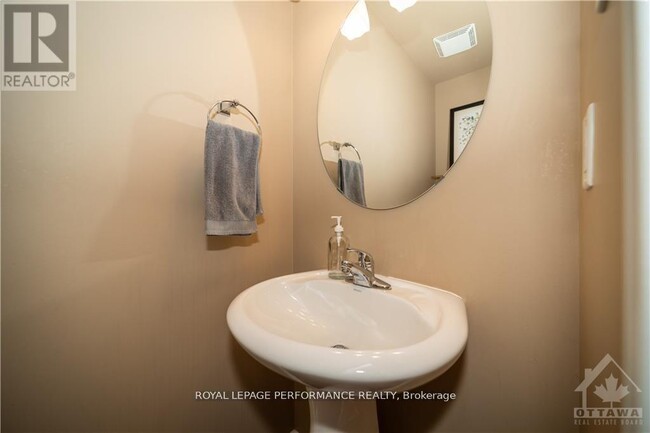 Building Photo - 2363 Glandriel Crescent
