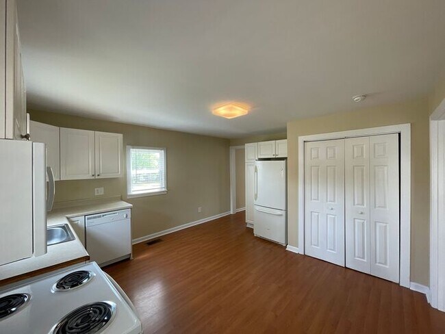 Building Photo - Great bungalow within walking distance of ...