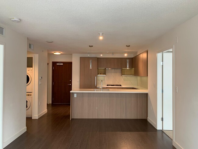 Building Photo - 909-8833 Hazelbridge Way