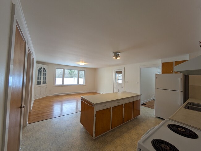 Spacious Sunny kitchen - 53 Dummerston Station Rd