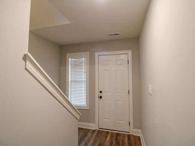 Building Photo - MOVE IN Special - 1st Month Rent FREE - Ca...