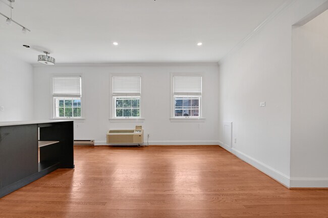 Foto del edificio - 715 S Washington St