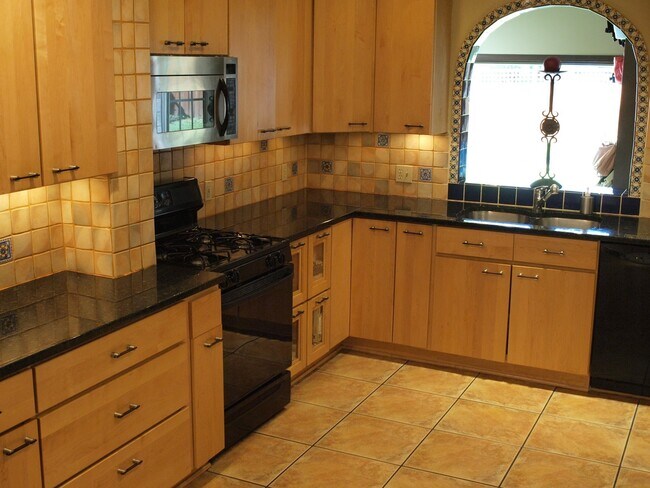 Building Photo - Beautiful Bethesda Home w Lovely Backyard,...