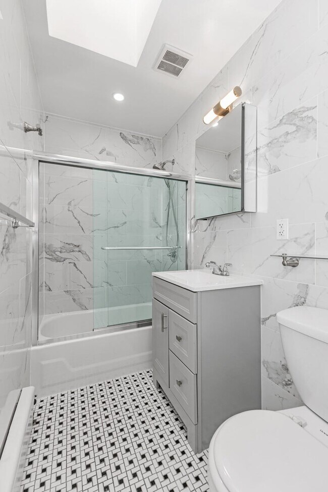 Foto del edificio - 318 E 62nd St