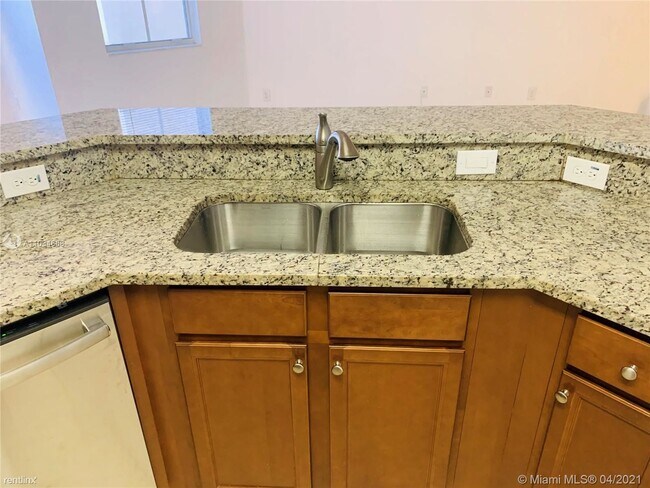 Foto del edificio - 2 br, 2 bath Condo - 8960 NW 97th Ave Apt 205
