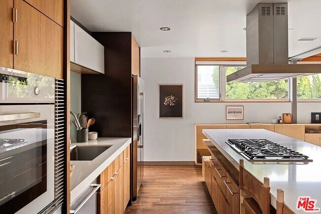 Foto del edificio - 724 Superba Ave
