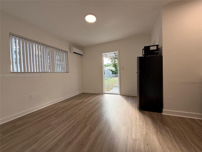 Building Photo - 1120 NW 32nd Ct