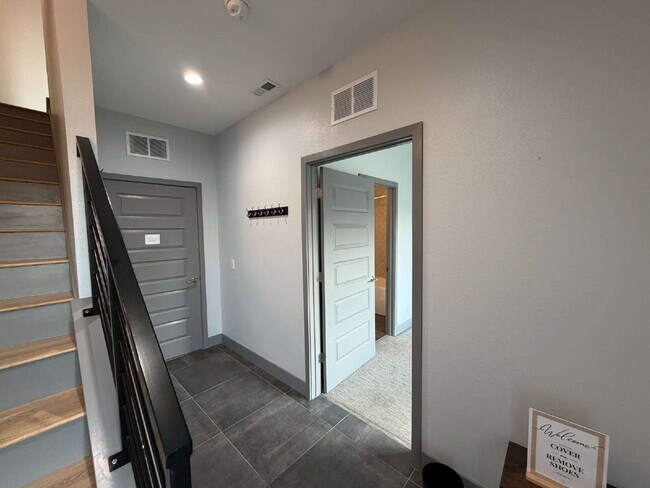 Foto del edificio - Modern 2-Bed Townhouse with Scenic Views in Denver's Heart-built in EV charger!