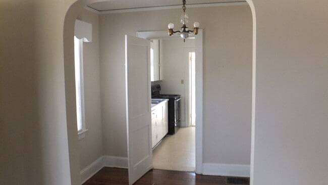 Building Photo - Two bedroom in great location