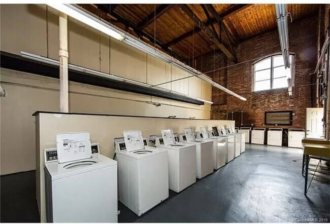 Lavandería del edificio - 201 S Hoskins Rd