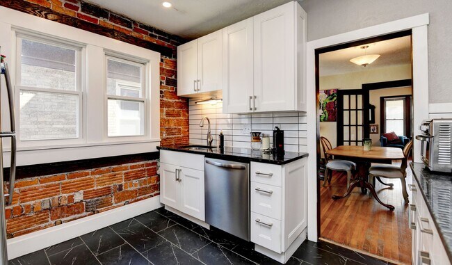 Foto del edificio - Charming 2-Bedroom Duplex in Franklin Park