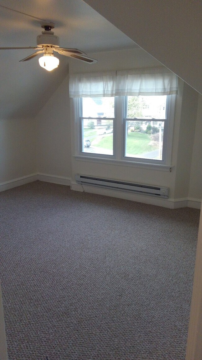 Las dimensiones del dormitorio/sala de estar son 12' x 14'. - 2116 Old Welsh Road