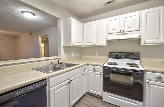 Building Photo - 910 Brett Dr