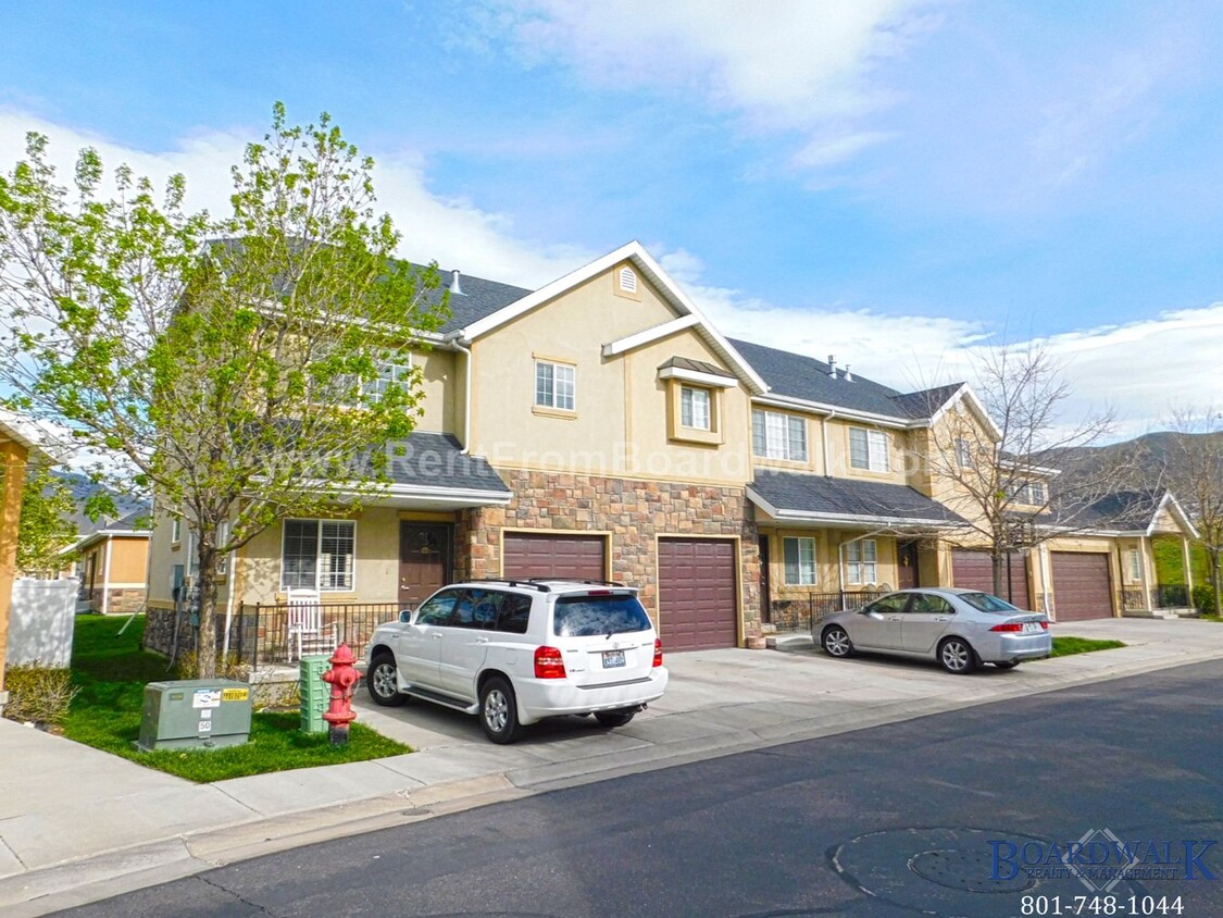 Foto principal - Beautiful 3 Bedroom Townhome End Unit in D...