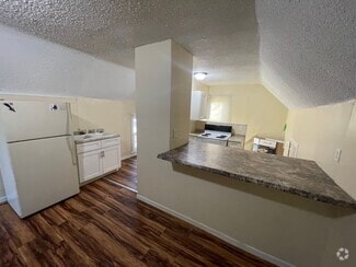 Building Photo - 1402 North Ave NE