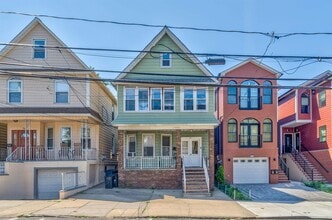 Building Photo - 124 W 54th St