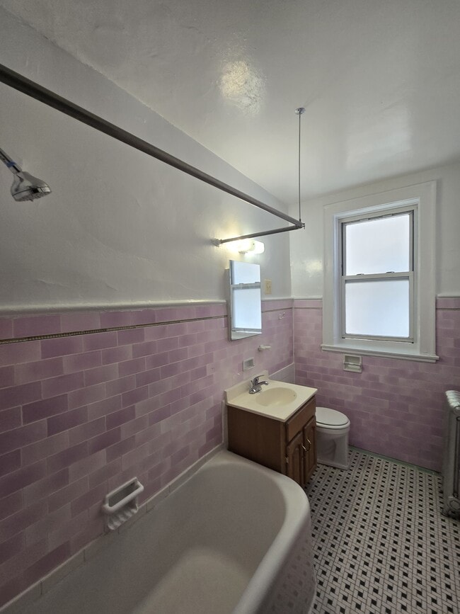 Building Photo - 1806 W Farwell Ave