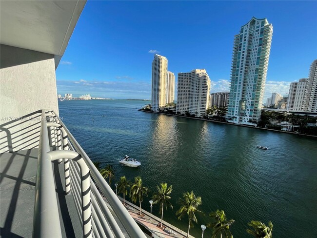 Foto del edificio - 325 S Biscayne Blvd