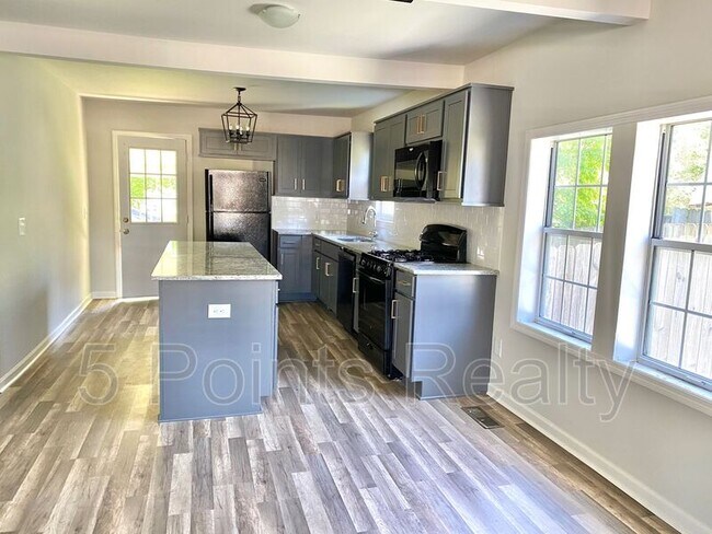 Foto del edificio - 2412 Brasher Ave