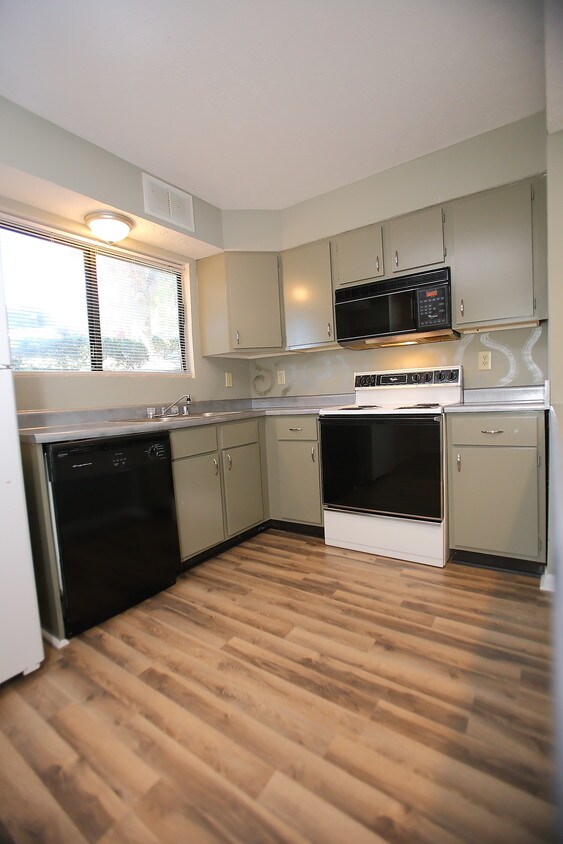 Foto principal - 1100 Pine Valley Dr