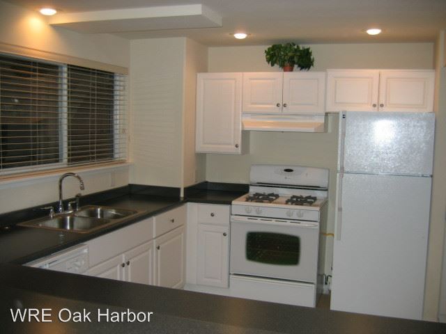Building Photo - 2235 Cove Dr
