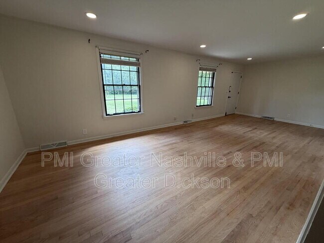 Foto del edificio - 49 Chandler Rd