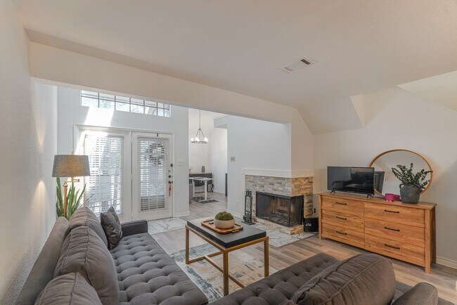 Foto del edificio - 16800 Sugar Pine Dr