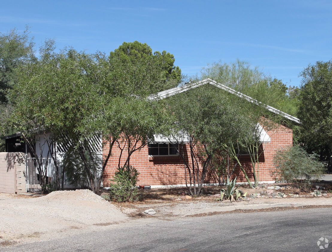 Building Photo - 2823-2825 E Loretta Dr
