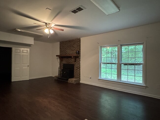 Building Photo - Charming Bungalow for Rent – Quiet Retreat...