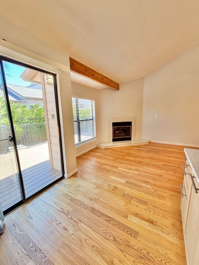 Foto del edificio - Spacious 3-Bedroom Condo in Prime Golden Location!! Available Now!!