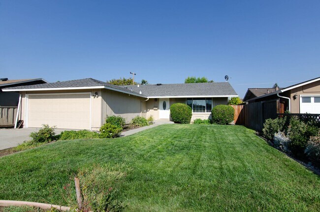 Building Photo - Beautiful hardwood floors! Great Neighborh...