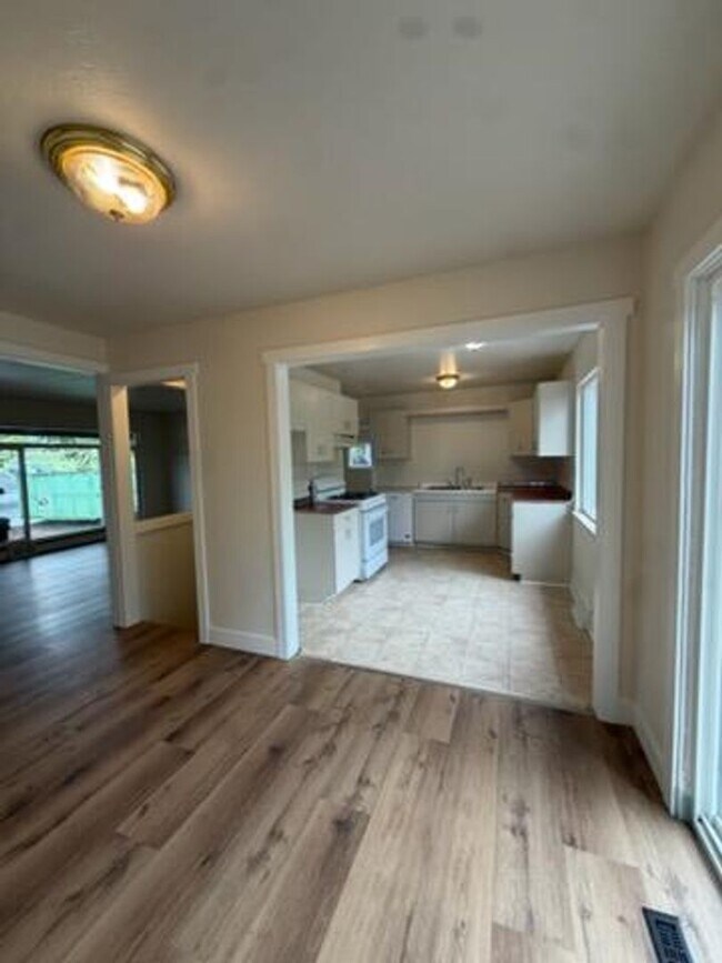 Foto del edificio - Spacious 5 Bedroom Home Near UNC with Large Yard & Off-Street Parking