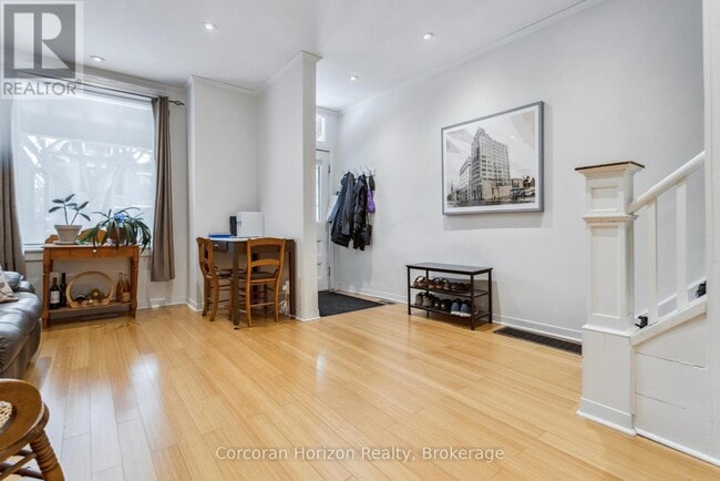 Building Photo - 296 Charlton Ave W