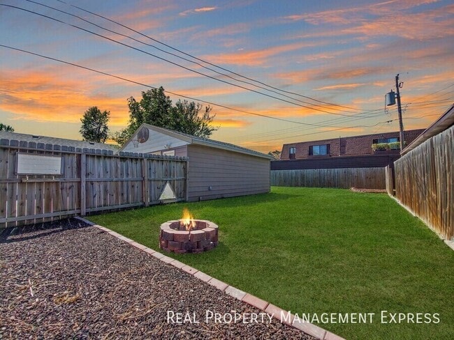 Foto del edificio - 4 Bed 2 Bath Home with Fenced Yard