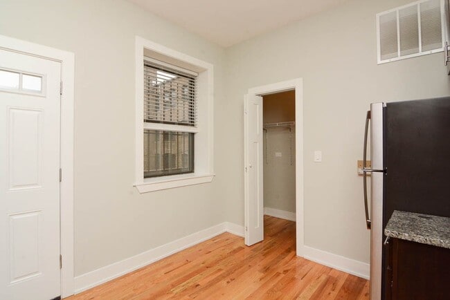 Building Photo - 646 W Oakdale Ave
