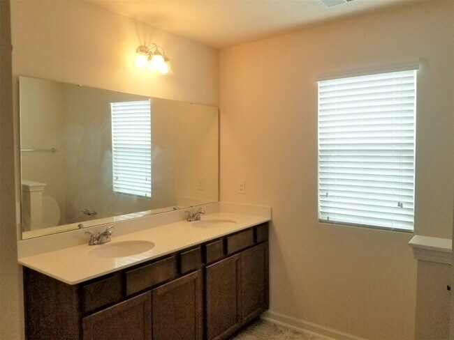 Foto del edificio - 513 Eastfair Dr