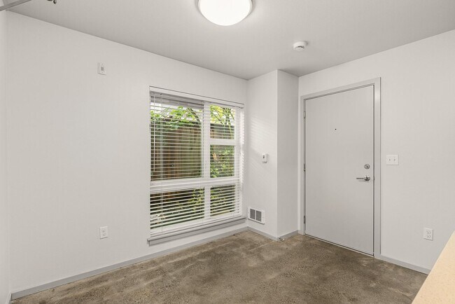 Foto del interior - 422 11th Ave - Amazing Remodeled Studios!