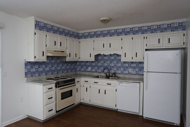 Foto del edificio - Spacious Townhome Available Today!