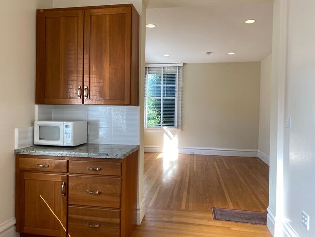 Foto del edificio - Bright, Corner Studio! Laundry On-Site! HARDWOOD! High Ceilings!