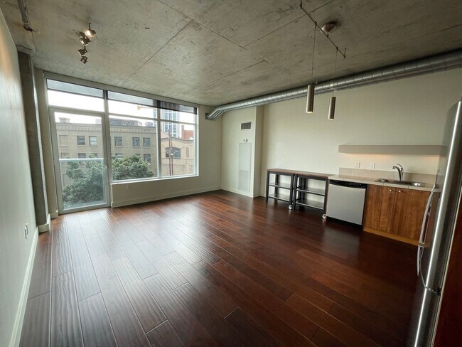 Foto del edificio - Charming 1-Bedroom Condo with Open Layout & Natural Light!