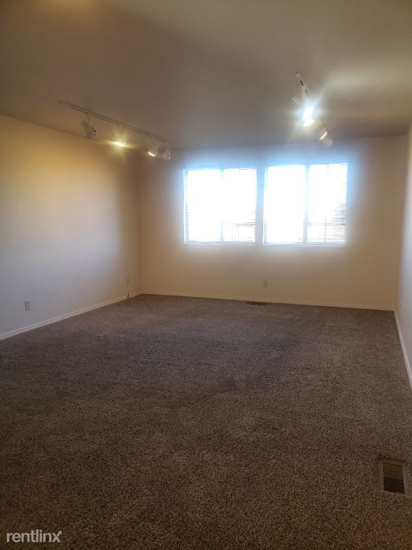 Building Photo - 3 br, 2.5 bath Townhome - 185 Robbins Ave