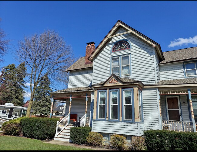 Building Photo - 106 N Alp St