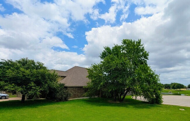 Foto del edificio - College Station - 3 bedroom / 2 bath- 2 car garage - fenced in back yard home in Creek Meadows