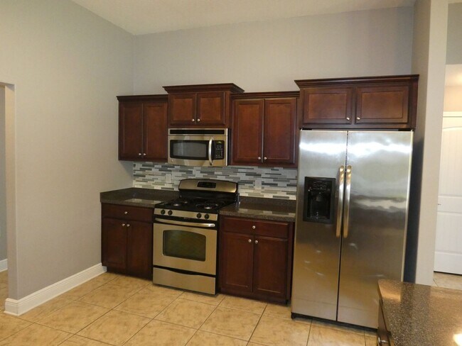 Building Photo - 4bed/3 bath/2 car garage/ 2400 sq ft in Wh...