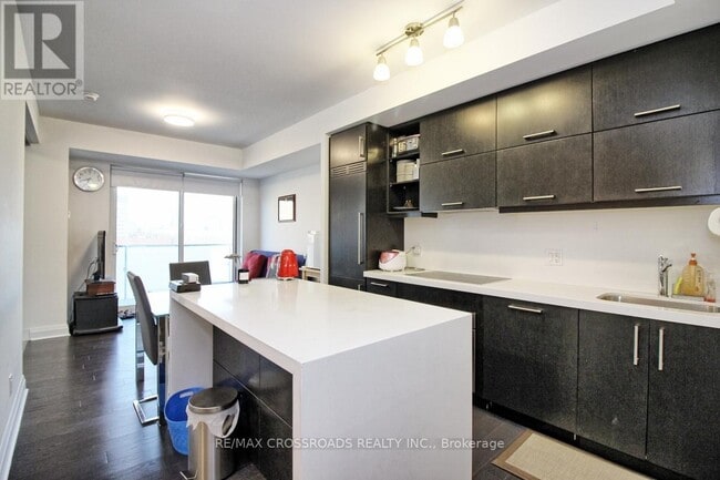 Photo du bâtiment - 1080 Bay St.