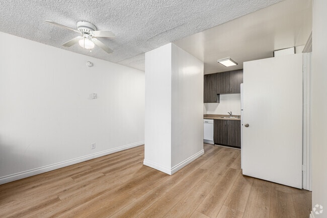 2 habitaciones, 2 baños - unidad de 335-950 pies cuadrados - Comedor - Mardi Gras Apartments