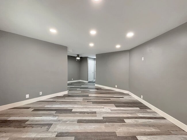 Building Photo - Charming 1BD/1BA Condo in Lakeside W/ Rese...