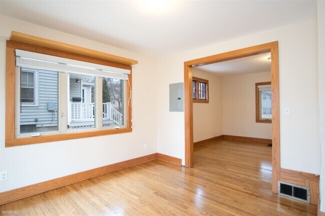 Foto del edificio - 4 br, 1 bath Duplex - 137 Division Street
