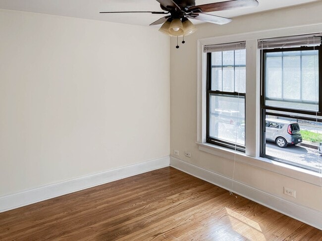 Building Photo - 526 W Cornelia Ave